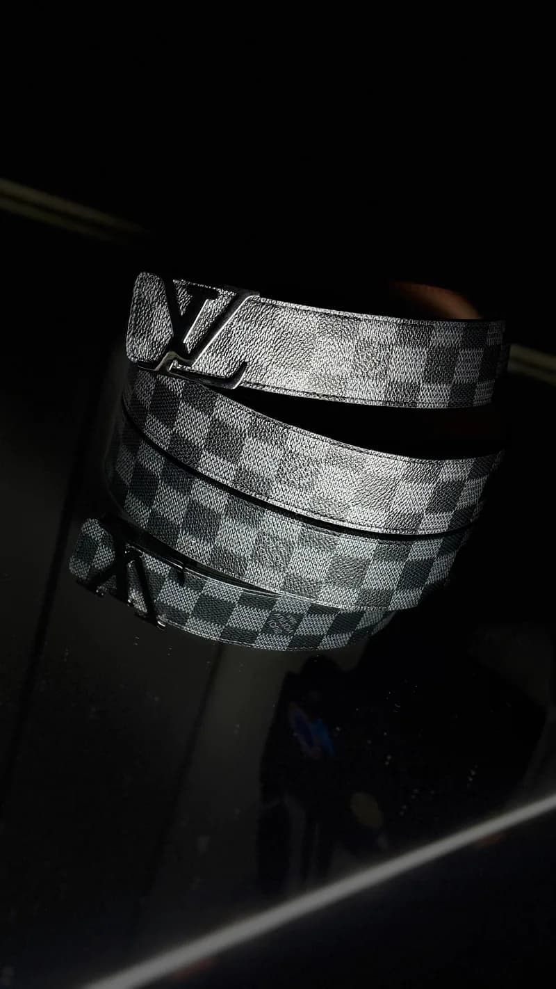 Louis Vuitton Cinturón Louis Vuitton negro o marrón — Accesorios