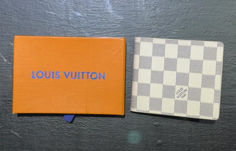 Louis Vuitton Billetera Louis Vuitton cuadros blanca — Billeteras