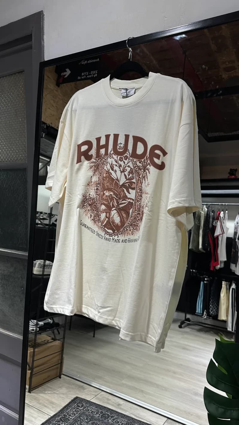 Rhude Remera Rhude blanca con logo marrón — Remeras
