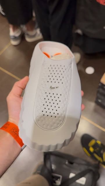 Zapatilla Nike blanca presentada por BY4 Import.