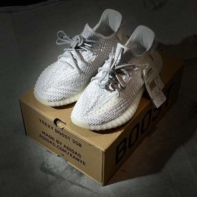Zapatillas Yeezy Boost sobre su caja.