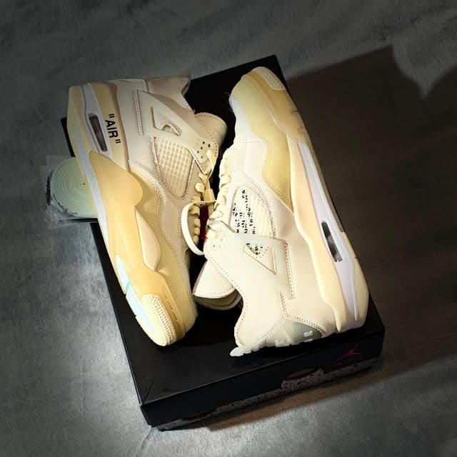 Zapatillas Jordan claras sobre su caja.
